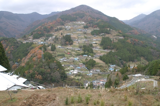徳島県三好市東祖谷にある、山斜面に広がる「落合集落」